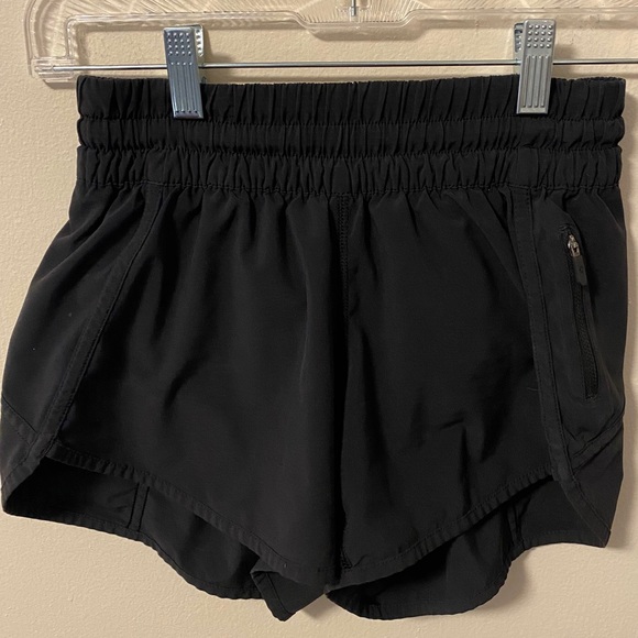 lululemon athletica Pants - Lululemon Tracker Short V 4” Black Size 4 🐝